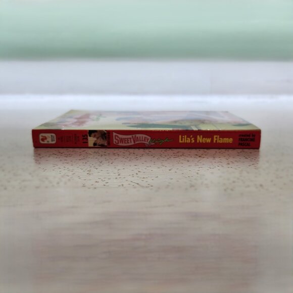 Sweet Valley High # 135 Lila's New Flame - Picture 4 of 6